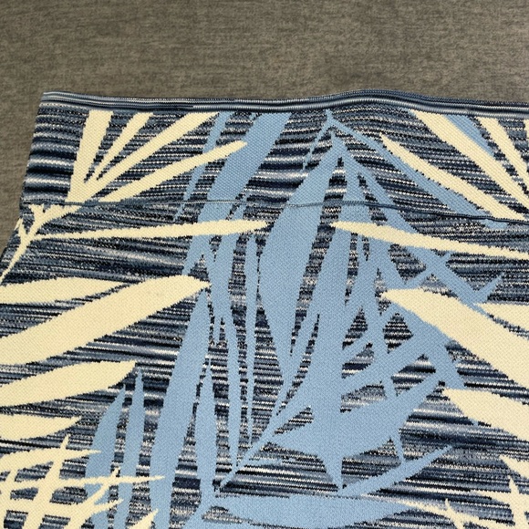 Bcbg bandage fitted skirt like new XS - Picture 4 of 6